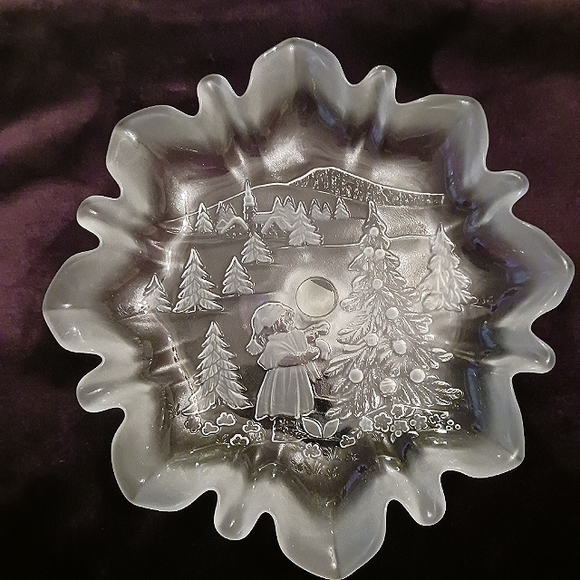 Mikasa Christmas Story Footed Bon Bon - Picture 3 of 4